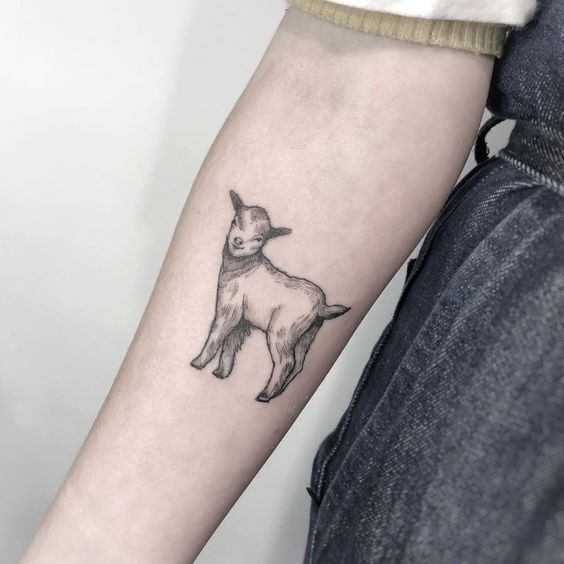 Hình xăm dê mini trên tay, phong cách blackwork, chi tiết rõ nét, độ phân giải HD.