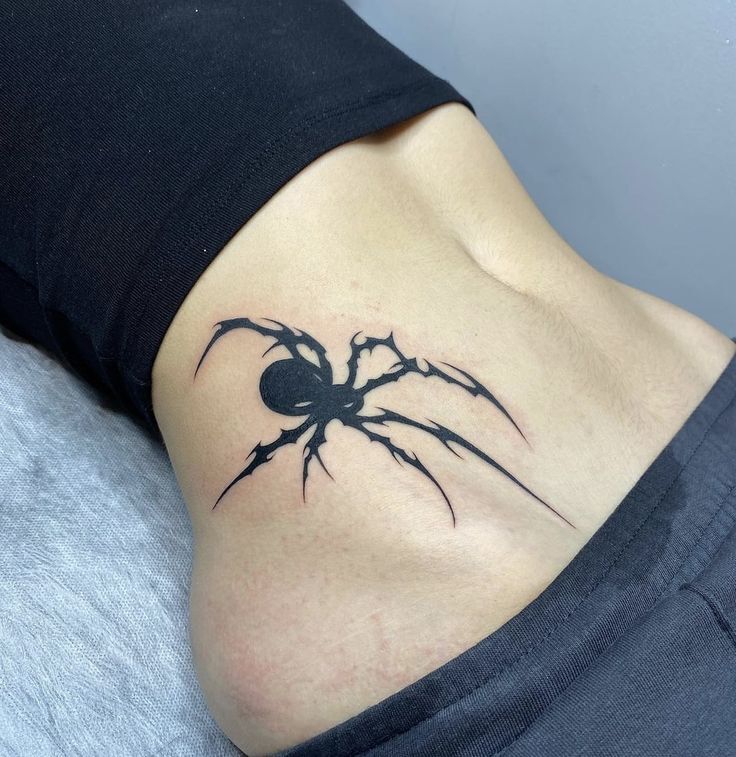Hình xăm nhện blackwork trên eo, phong cách tối giản, chi tiết sắc nét, chất lượng HD.