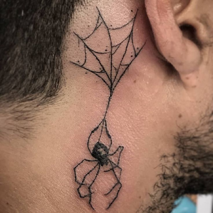Hình xăm nhện blackwork sau tai, chi tiết rõ nét, phong cách tối giản, ảnh độ phân giải HD.