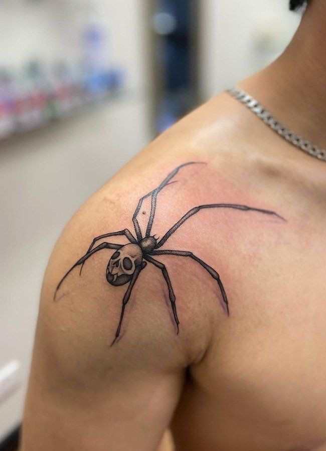 Hình xăm nhện trên vai, phong cách blackwork, chi tiết rõ nét, ảnh HD.
