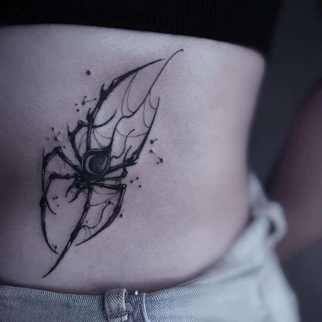 Hình xăm nhện blackwork trên bụng, chi tiết độc đáo, phong cách tối giản, ảnh HD.