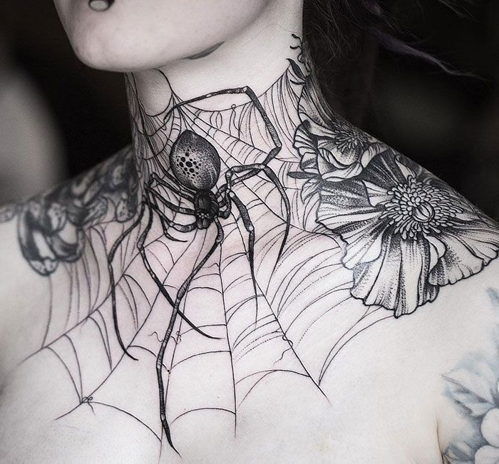 Hình xăm nhện và hoa trên cổ, phong cách blackwork chi tiết, độ phân giải HD.