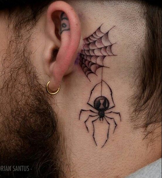 Hình xăm nhện và mạng nhện sau tai, phong cách blackwork chi tiết, độ phân giải HD.