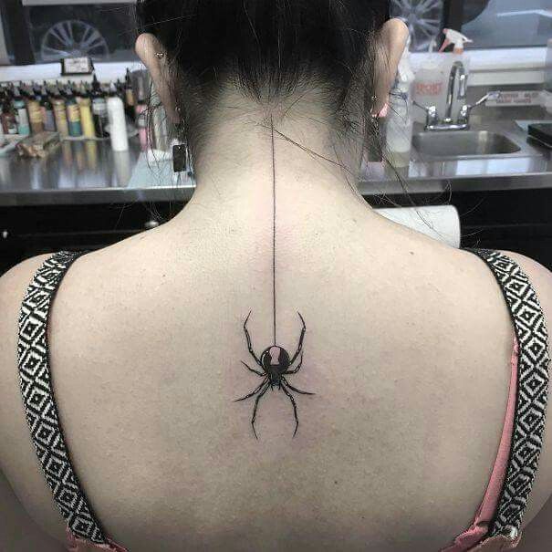 Hình xăm nhện blackwork ở cổ lưng, chi tiết sắc nét, phong cách tối giản, ảnh chất lượng HD.