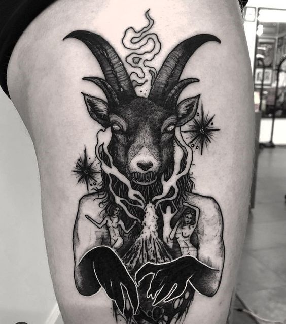 Hình xăm dê thần bí trên đùi, phong cách blackwork chi tiết, độ phân giải cao.