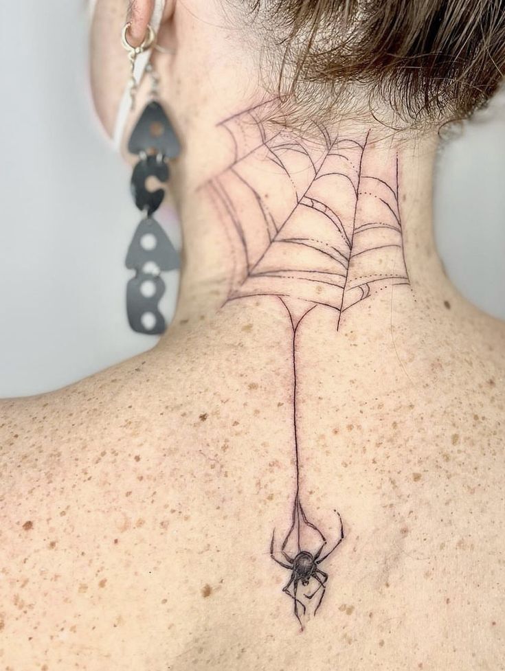 Hình xăm mạng nhện phong cách blackwork trên cổ, chi tiết rõ nét, độ phân giải HD.