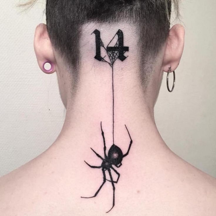 Hình xăm nhện blackwork trên gáy, phong cách tối giản, độ phân giải HD.