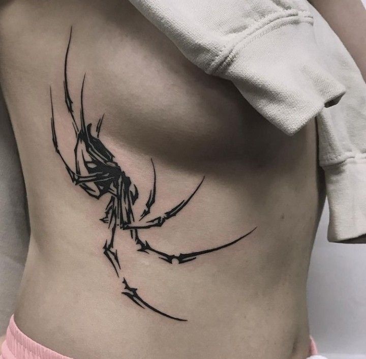 Hình xăm trừu tượng blackwork ở hông, phong cách sắc nét, ảnh HD.