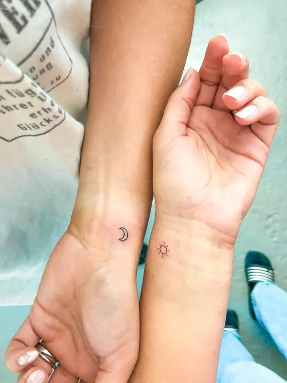 Hình xăm mini mặt trăng và mặt trời trên cổ tay, phong cách tối giản, độ phân giải HD.