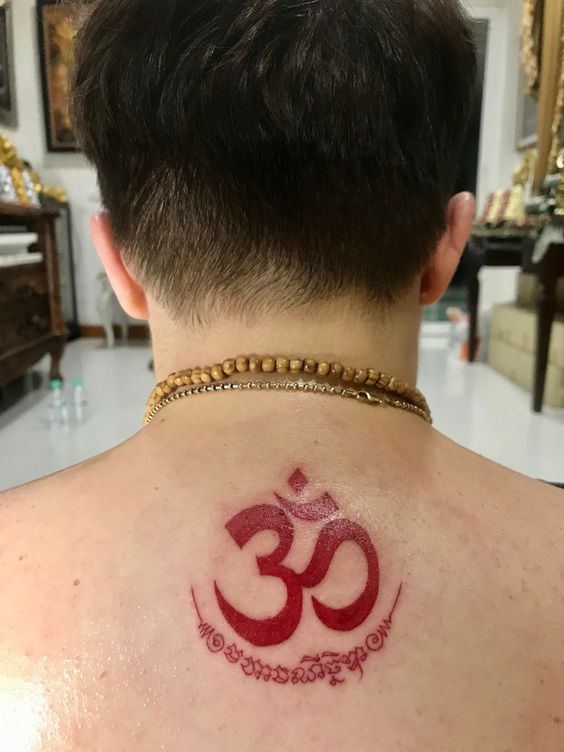 ấn tượng tattoo đẹp của chàng trai Hình xăm chữ Om trên gáy, phong cách màu đỏ, chi tiết rõ nét, ảnh HD.
