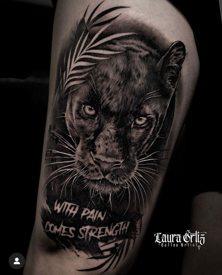 Hình xăm báo đen trên tay, phong cách blackwork, chi tiết cao, độ phân giải HD.