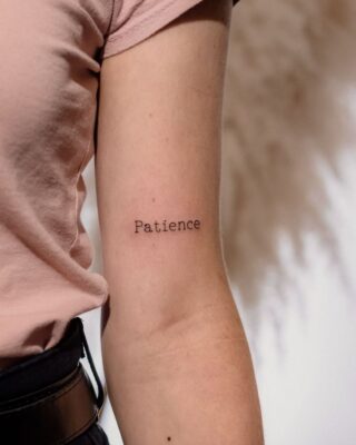 Hình xăm chữ "Patience" trên tay, phong cách tối giản, nền HD.