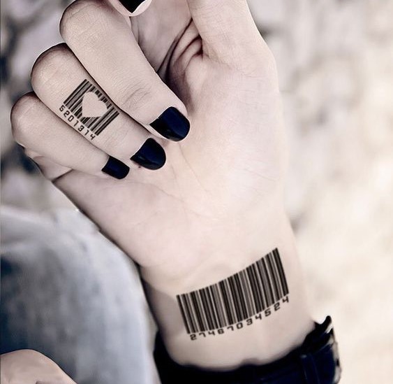 Hình xăm mã vạch trên cổ tay và ngón tay, phong cách blackwork, ảnh chi tiết HD.