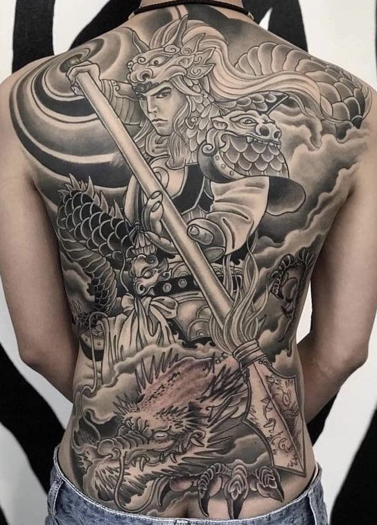 Hình xăm chiến binh và rồng trên lưng, phong cách blackwork chi tiết, độ phân giải HD.