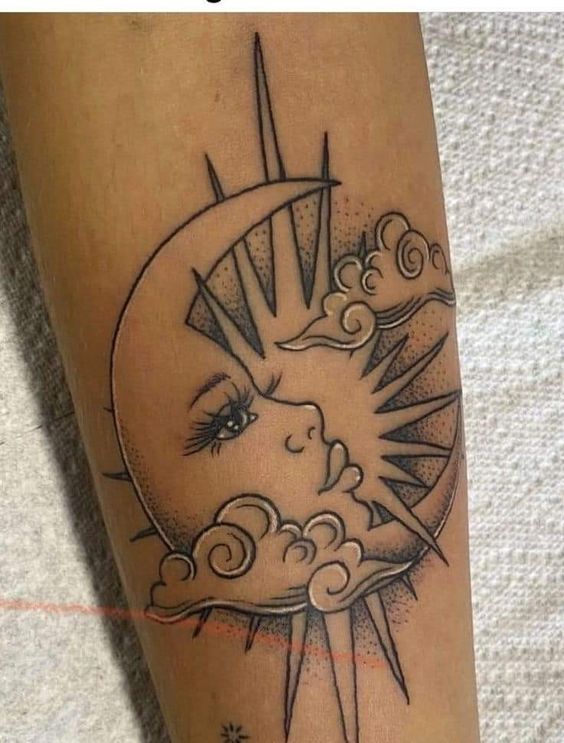 ánh trăng như vẻ đẹp của thiếu nữ Hình xăm mặt trời và mặt trăng phong cách blackwork trên tay, chi tiết rõ nét, độ phân giải HD.