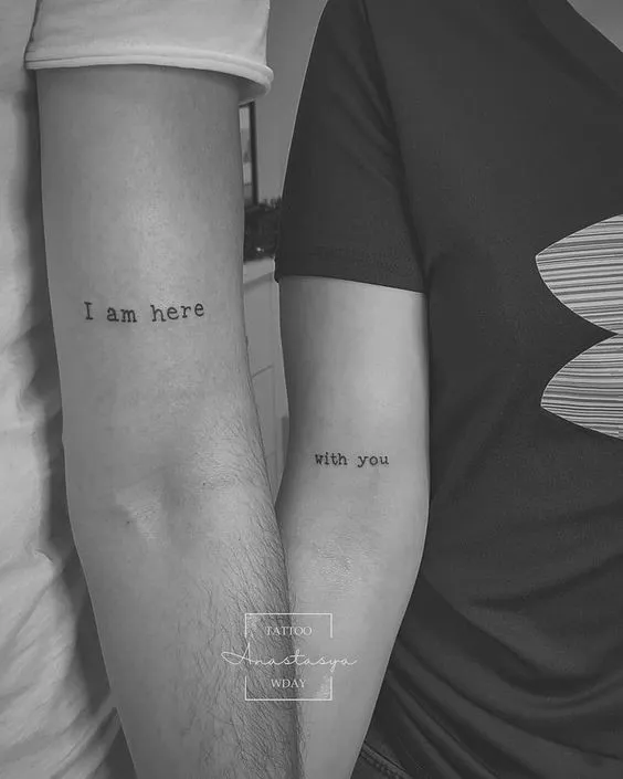 Hình xăm chữ tối giản trên cánh tay, phong cách blackwork, ảnh độ phân giải HD.
