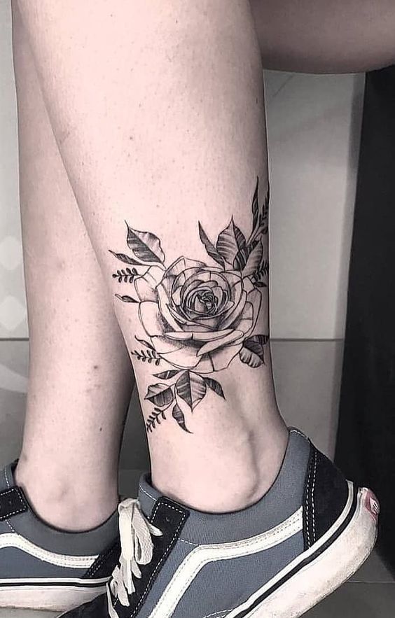 Hình xăm hoa hồng blackwork ở chân, phong cách chi tiết, ảnh HD.