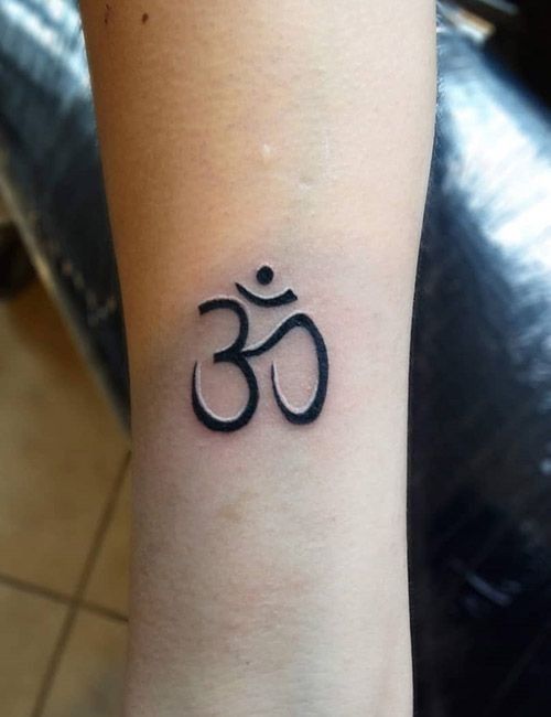 cảm nhận của bạn về mẫu xăm chữ om này Hình xăm ký tự Om trên cánh tay, phong cách blackwork đơn giản, ảnh chất lượng HD.