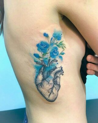 bắt mắt cùng mẫu xăm trái tim màu xanh bên lưng Hình xăm trái tim và hoa xanh trên sườn, phong cách màu nước, chi tiết rõ nét, độ phân giải HD.