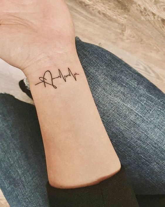 Hình xăm nhịp tim mini phong cách blackwork trên cổ tay, ảnh HD chi tiết.