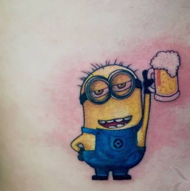 minion với nét hài hước đặc trưng Hình xăm nhân vật hoạt hình, vị trí lưng, phong cách màu sắc chi tiết, độ phân giải HD.