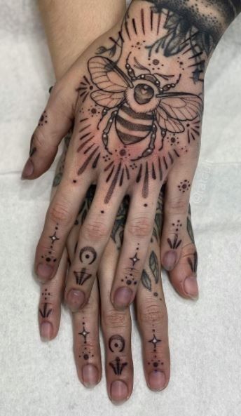 biểu tượng độc đáo xăm trên ngón tay Hình xăm con ong trên bàn tay, phong cách blackwork chi tiết, ảnh HD.