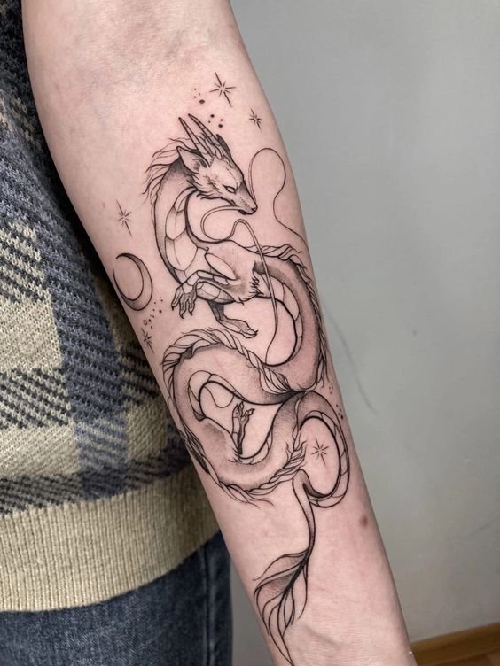Hình xăm rồng trên cánh tay, phong cách blackwork chi tiết, độ phân giải HD.