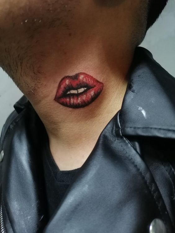 cá tính với mẫu tattoo nụ hôn trên cổ Hình xăm môi trên cổ, phong cách màu sắc, chi tiết sắc nét, độ phân giải HD.