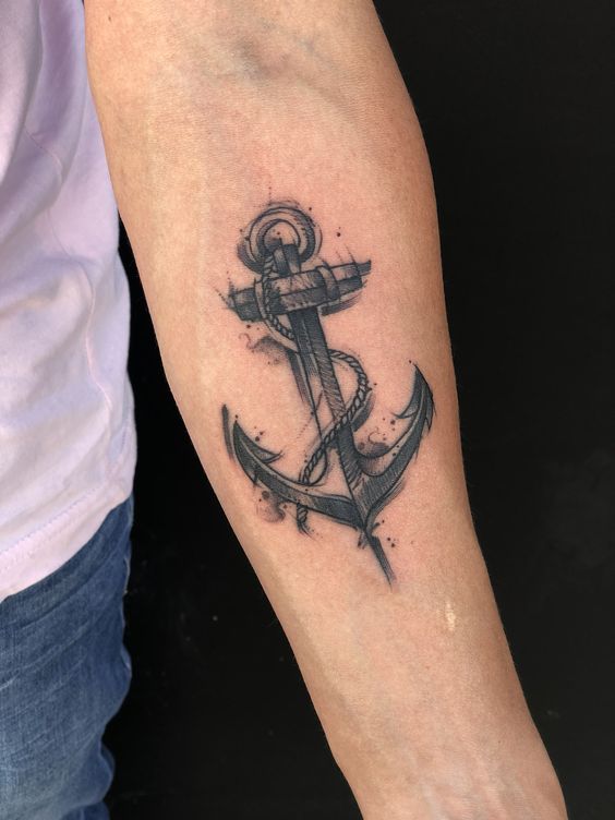 Hình xăm mỏ neo phong cách blackwork trên cánh tay, chi tiết, ảnh HD.