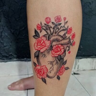 Trái tim kết hợp hoa rất phong phú về màu sắc Hình xăm trái tim hoa hồng trên bắp chân, phong cách màu nước, chi tiết, ảnh độ phân giải HD.
