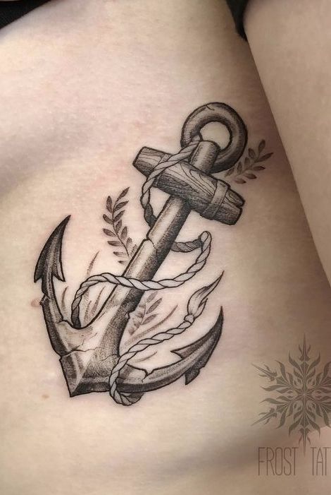 Hình xăm neo cổ điển trên hông, phong cách blackwork, chi tiết rõ nét, độ phân giải HD.