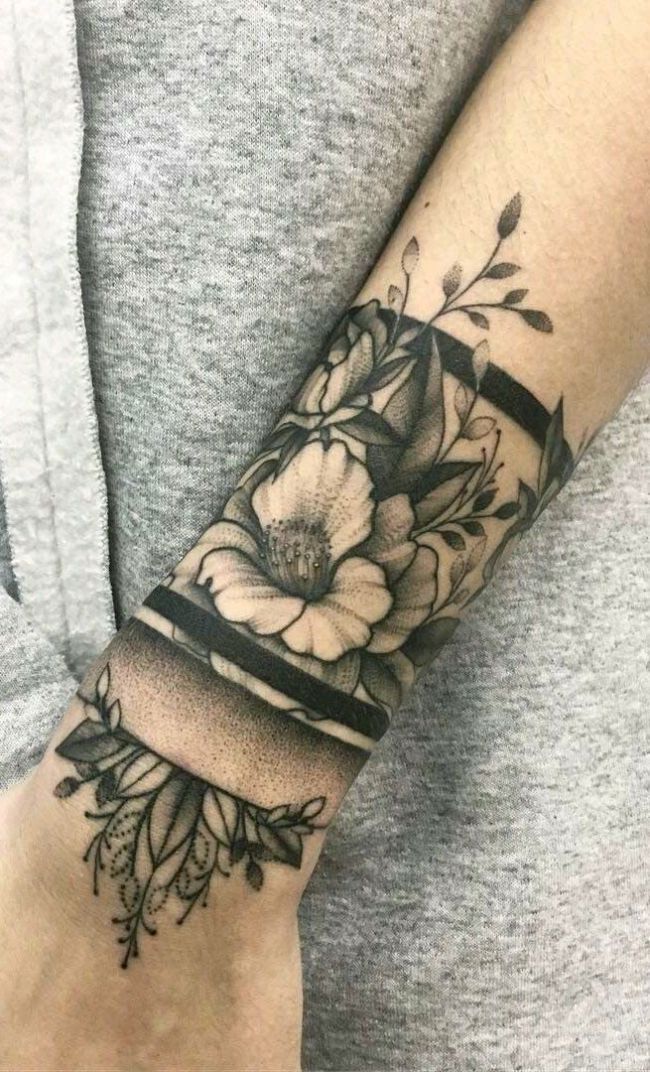 Hình xăm hoa trên tay phong cách blackwork, chi tiết rõ nét, ảnh HD.