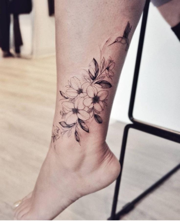 Hình xăm hoa trên chân phong cách blackwork chi tiết, ảnh HD.