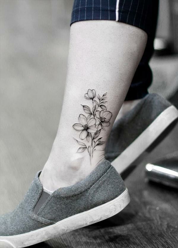 Hình xăm hoa phong cách blackwork ở cổ chân, chi tiết rõ nét, độ phân giải HD.