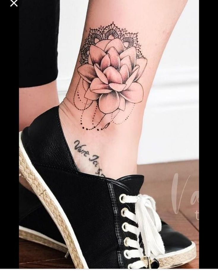 Hình xăm hoa sen cổ chân phong cách blackwork chi tiết, độ phân giải HD.