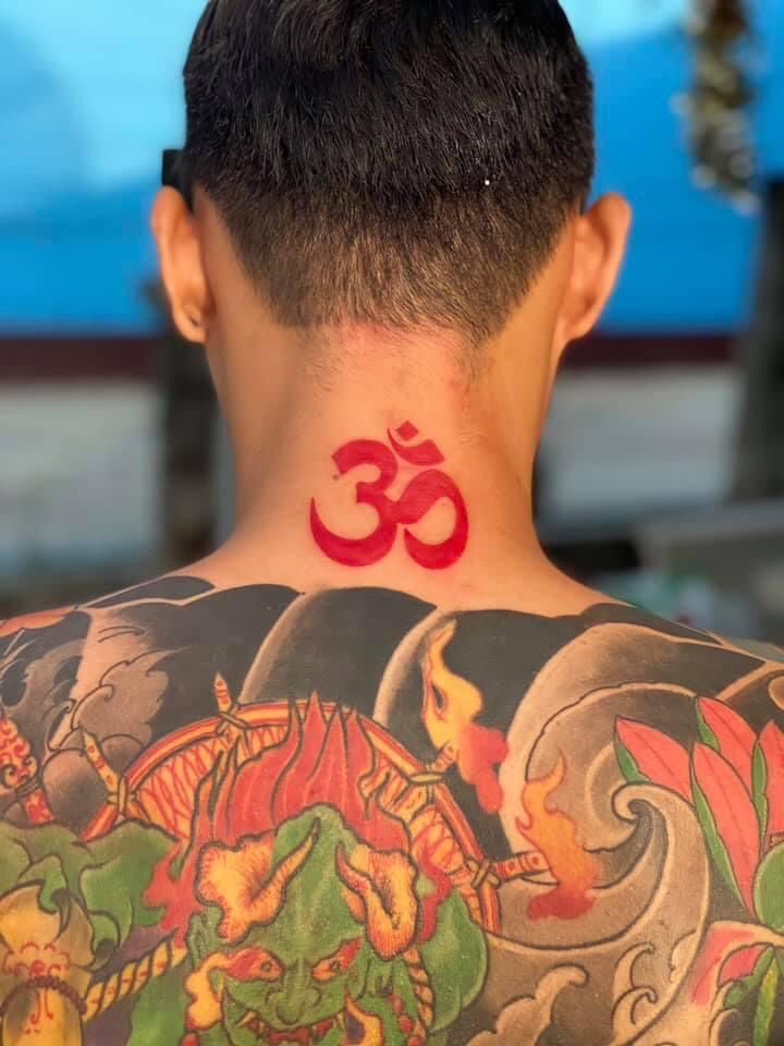 chữ om màu đỏ sau gáy chàng trai Hình xăm ký hiệu Om trên gáy, lưng hình xăm màu sắc, phong cách cổ điển, ảnh HD.