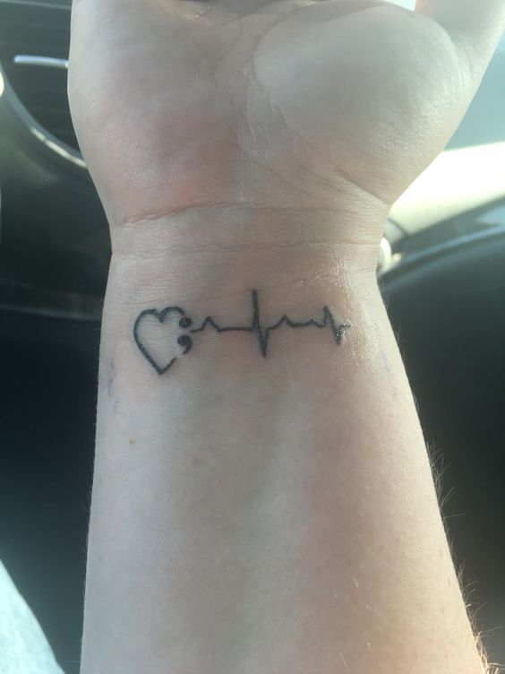 Hình xăm nhịp tim và trái tim trên cổ tay, phong cách blackwork, chi tiết đơn giản, ảnh độ phân giải HD.