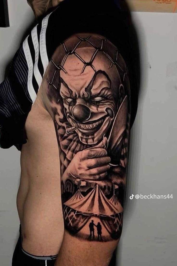 Hình xăm chú hề trên cánh tay, phong cách blackwork, chi tiết cao, độ phân giải HD.