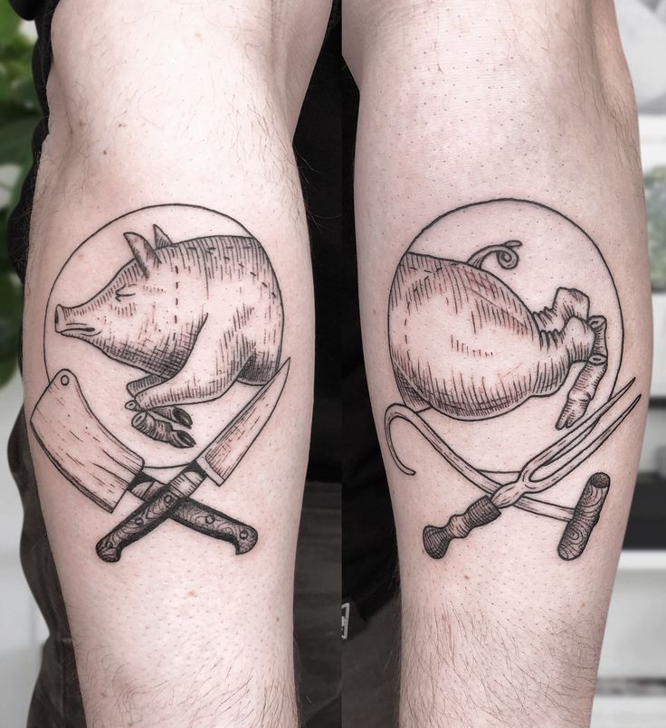 siêu ngầu với mẫu xăm heo đôi cho cặp đôi Hình xăm heo phong cách blackwork trên chân, độ chi tiết cao, ảnh HD.