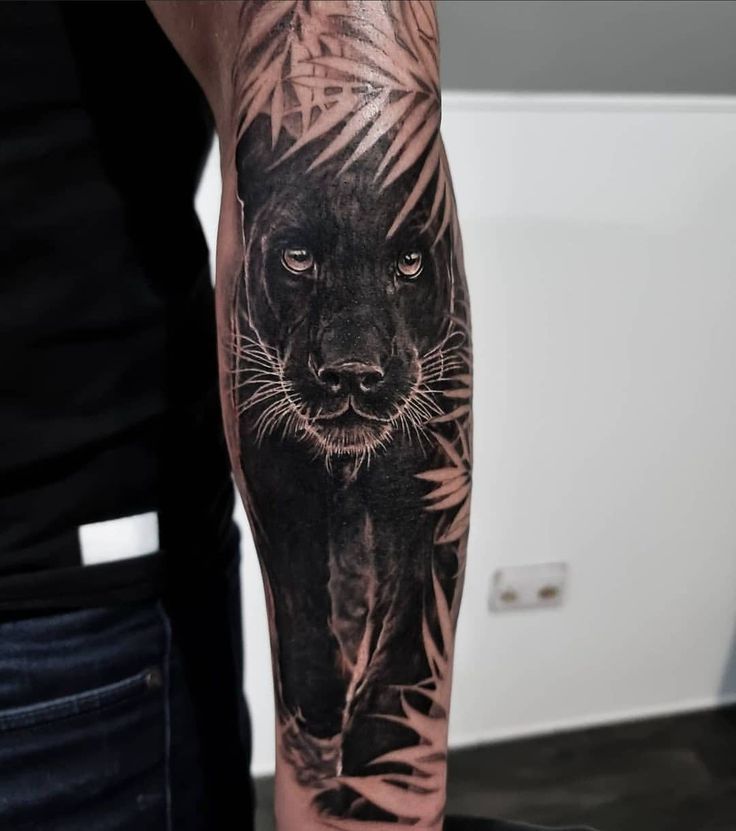 Hình xăm báo đen trên cánh tay, phong cách blackwork chi tiết, độ phân giải HD.