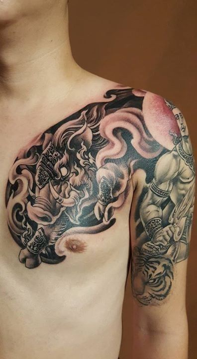 hình xăm con heo thần tài Hình xăm chiến binh và hổ trên vai, phong cách blackwork chi tiết, độ phân giải HD.