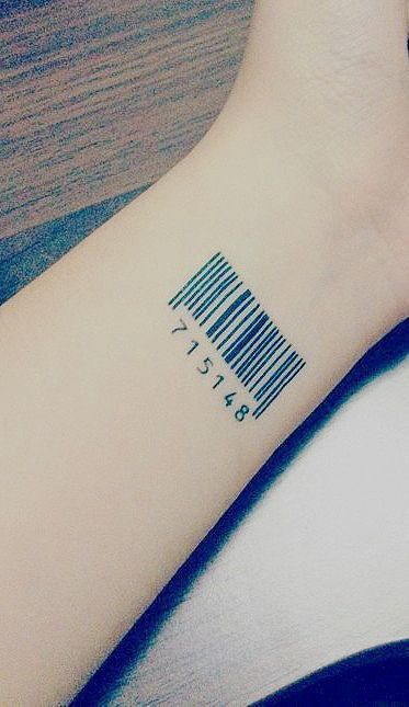 Hình xăm mã vạch trên cổ tay, phong cách tối giản, chi tiết rõ nét, ảnh độ phân giải HD.