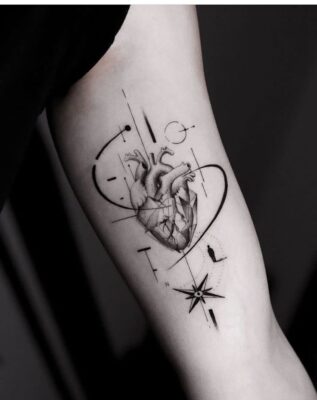 cuốn hút với hình xăm trái tim ở tay Hình xăm trái tim giải phẫu trên tay, phong cách blackwork, chi tiết tinh xảo, độ phân giải HD.