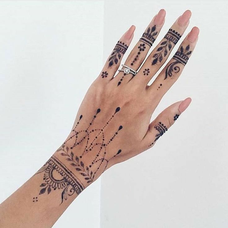 thu hút với hình xăm ngón tay Hình xăm henna hoa văn trên tay, phong cách truyền thống, độ chi tiết cao, ảnh HD.