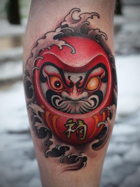 Hình xăm Daruma phong cách cổ điển, màu sắc rực rỡ, chi tiết, vị trí bắp chân. Ảnh chất lượng cao.