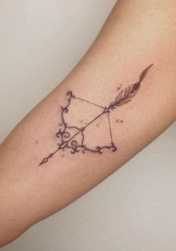 đa dạng các kiểu cho khách lựa chọn Hình xăm cung tên tinh tế trên tay, phong cách blackwork, chi tiết sắc nét, ảnh độ phân giải HD.
