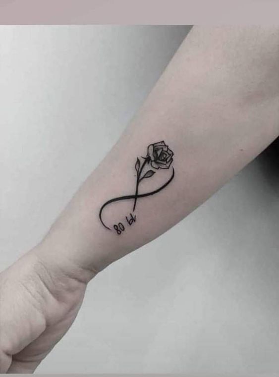 đa dạng kiểu xăm cho khách lựa chọn Hình xăm hoa hồng mini trên cánh tay, phong cách blackwork, chi tiết rõ nét, ảnh HD.