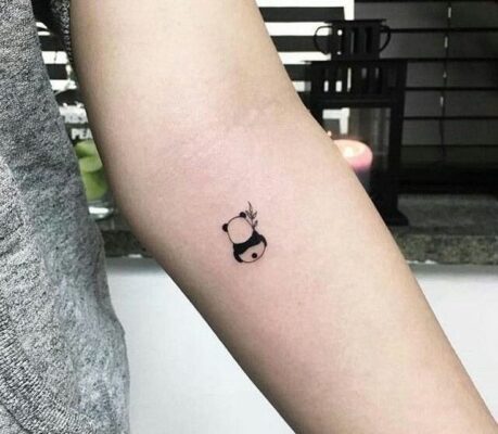 Hình xăm gấu trúc mini trên tay, phong cách blackwork, chi tiết đơn giản, độ phân giải HD.
