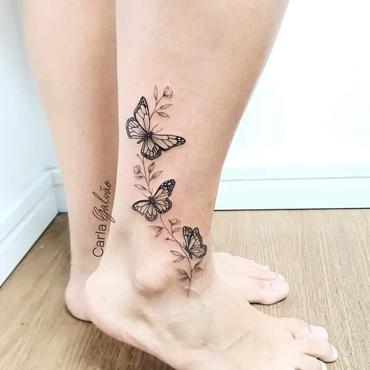 Hình xăm bướm và hoa trên chân phong cách blackwork, chi tiết rõ nét, độ phân giải HD.