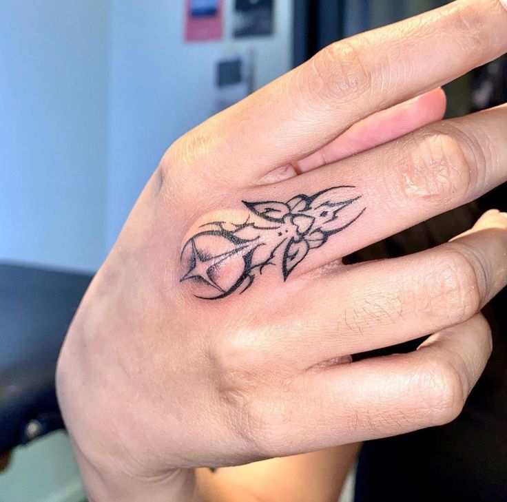 điểm nhấn ấn tượng trên ngón giữa Hình xăm hoa phong cách blackwork trên ngón tay, chi tiết tinh tế, ảnh HD.